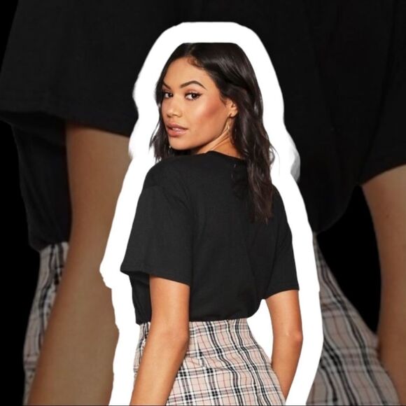 NEW Black Graphic Tee Short Sleeve Crew Neckline Relax Fit T-Shirt - Picture 3 of 4